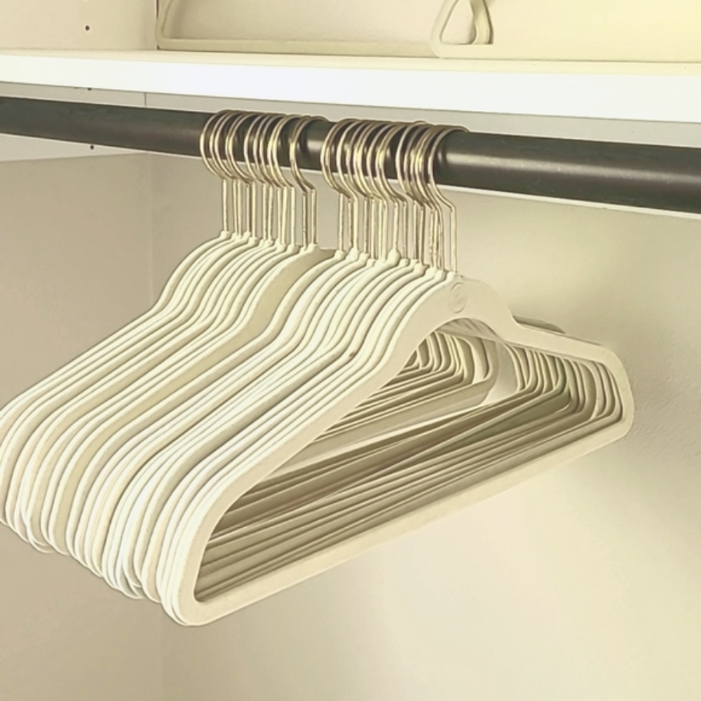 🔥Genuine Huggable Hangers Velvet